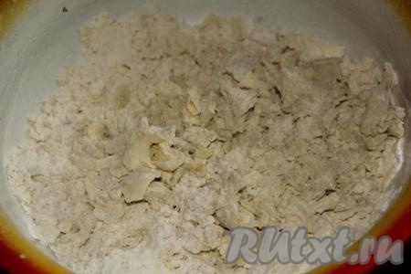 Перетереть массу в крошку, после этого влить ледяную воду.