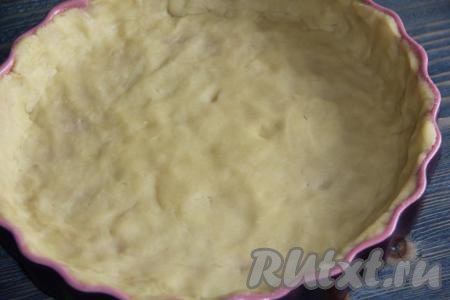 Тесто достать из холодильника и выложить в форму, сформировав бортик. У меня керамическая форма диаметром 26 см.