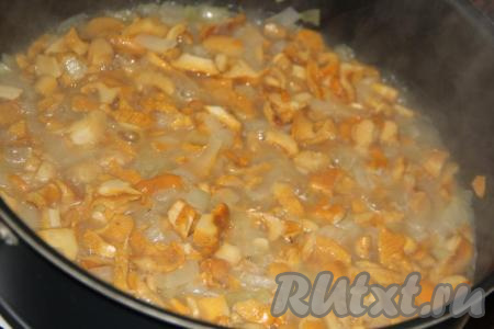 Грибы выделят влагу. Жарить лисички до полного испарения воды (примерно, 15 минут), затем снять с огня грибную начинку и остудить.