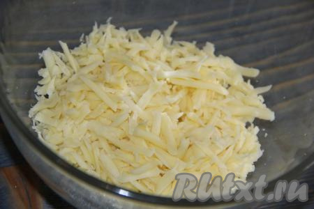 Сыр натереть на крупной тёрке.