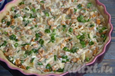 На тесто выложить начинку, разровнять. Затем на грибную начинку равномерно вылить заливку.