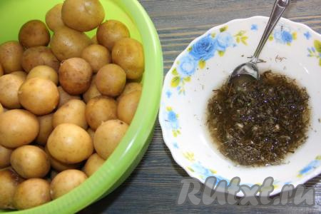 Молодой картофель, не очищая от кожуры, хорошенечко вымыть.&nbsp;