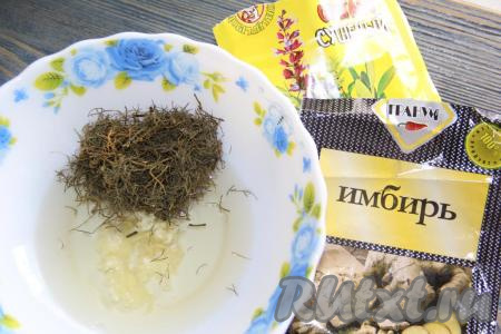 В глубокую миску влить растительное масло, добавить чеснок, пропущенный через пресс, сушеный укроп, имбирь, орегано и соль, тщательно перемешать.