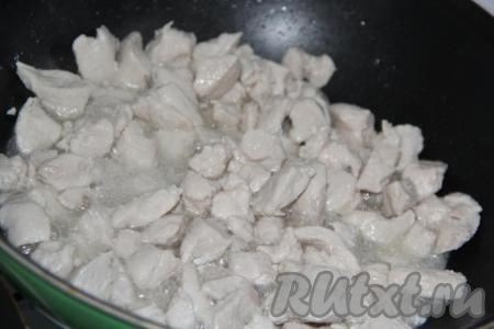 Обжарить куриное мясо на среднем огне в течение 15 минут, периодически перемешивая кусочки.