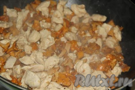 Тушить куриное филе с лисичками 15 минут на небольшом огне, иногда помешивая.