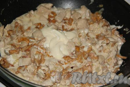 Затем выложить плавленный сыр и ещё раз хорошо перемешать.