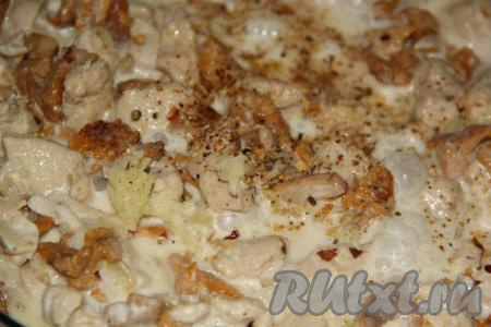 Далее добавить специи и соль, перемешать и томить блюдо на медленном огне минут 5-7, иногда перемешивая, а затем снять с огня и дать настояться пару минут под крышкой.&nbsp;