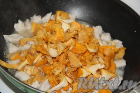 Лисички промыть под проточной водой. Крупные грибы я нарезала, а мелкие оставила целыми. Когда куриное филе обжарится, выложить лисички.