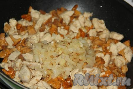 Когда мясо с грибами протушатся минут 15, выложить к ним обжаренный лук.