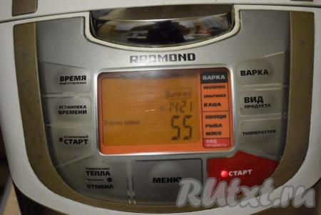 Включаем мультиварку на режим "Выпечка", время приготовления 1 час. Оставляем шифоновый бисквит выпекаться в мультиварке с закрытой крышкой. Во время выпечки мультиварку не открываем, чтобы не опустился наш бисквит.