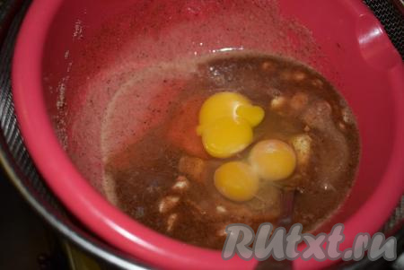 Когда масляно-медовая смесь слегка растворится на водяной бане, добавим яйца.