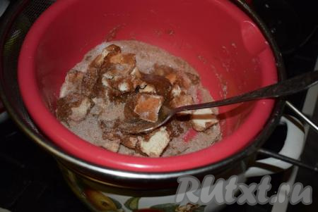 Перемешиваем масляно-медовую смесь и ставим на водяную баню (для того чтобы поставить на водяную баню, нужна кастрюля&nbsp;объёмом больше, чем миска, в которой находится масляно-медовая смесь, наливаем в кастрюлю воду, ставим на огонь, доводим до кипения, уменьшаем огонь до минимума, сверху ставим миску с масляно-медовой смесью) и начинаем перемешивать.