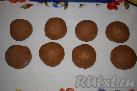 Готовое тесто разделим на 6-8 кусочков (я разделила на 8 кусочков весом по 102 грамма каждый, в итоге у меня получилось 4 тульских пряника).