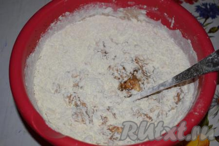 Когда смесь заварится, снимаем с огня, добавляем муку и аккуратно, сначала при помощи ложки, а затем руками, замешиваем эластичное, ароматное тесто.