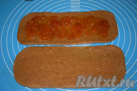 Для приготовления одного тульского пряника берём два раскатанных прямоугольника. На&nbsp;один&nbsp;намазываем 2 столовые ложки варенья&nbsp;или повидла&nbsp;(у меня абрикосовое варенье).