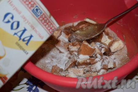 Кладем соду. Соду гасить не надо (!), мед сам погасит соду в момент заваривания теста.