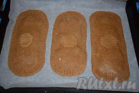 Подготовленные пряники кладем на противень, застеленный пергаментной бумагой, и отправляем в разогретую духовку. Выпекаем наши домашние тульские пряники при температуре 180 градусов, примерно, 15-20 минут.