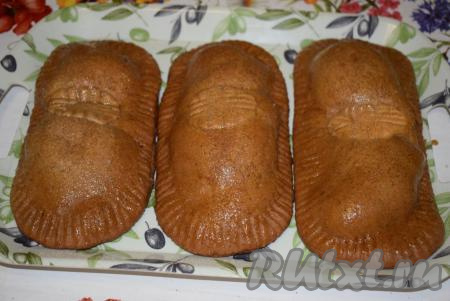 Готовые тульские пряники станут золотистыми, их аромат будет разноситься по всему дому. Достаем пряники из духовки&nbsp;и охлаждаем их. Охлажденные пряники&nbsp;смазываем глазурью и даем подсохнуть. Я&nbsp;смазала пряники горячими, из-за этого эффект белой матовой глазури не сильно получился, глазурь растворилась от тепла, правда, когда прянички остыли, они все же заблестели, но лучше все сделать по правилам.