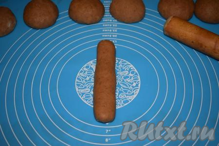 Скатываем из каждого кусочка теста колбаску длиной около 12 см и шириной, примерно, 3-4 см.