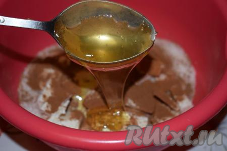 Сюда же выкладываем мед.