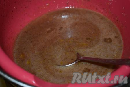 Тщательно и аккуратно перемешиваем, стараясь не обжечься паром.