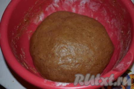 Тесто для тульского пряника должно получиться плотным, глянцевым, эластичным и не липнущим к рукам.