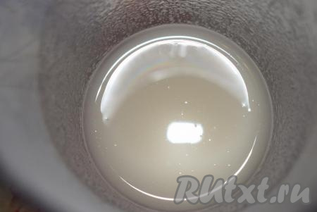 Пока выпекаются наши ароматные пряники, подготовим пряничную глазурь из сахарной пудры и воды. Для этого смешаем сахарную пудру с холодной кипяченой водой до образования помадки.