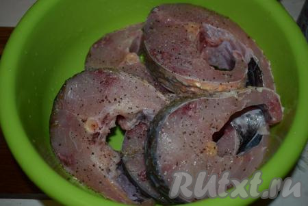 Так как кусочки рыбы довольно крупные, то солить нужно так, чтобы рыбка хорошо просолилась и в середине, поэтому руками тщательно втираем соль в кусочки белого амура. Оставляем просолиться не менее чем на 1-2 часа.