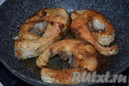 Снимаем крышку и жарим рыбу еще&nbsp;по 3-4 минуты с каждой стороны.