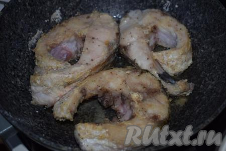 Жарим на сильном огне до образования легкой корочки&nbsp;с двух сторон (примерно, 8 минут).