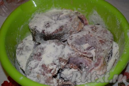 Далее сливаем образовавшуюся жидкость. Кусочки белого амура обваливаем в муке со всех сторон.