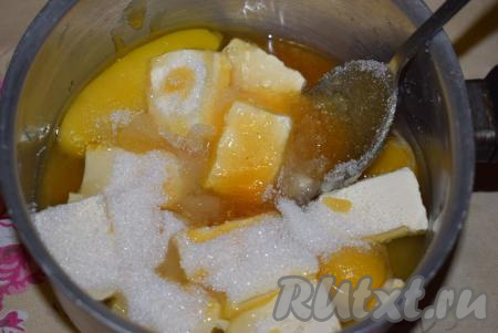 Для приготовления теста в миску к сливочному маслу, нарезанному на небольшие кусочки, добавим яйца, мёд и сахар.