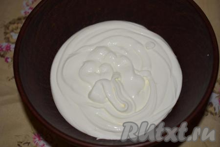 Для приготовления сметанного крема для торта "Медовик" берем охлажденную сметану и выкладываем ее в миску.