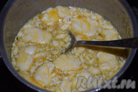 В кастрюлю, объём которой больше миски, в которой мы соединили масло, яйца, мёд и сахар, наливаем воду и ставим на огонь. Когда вода в кастрюле закипит, уменьшаем огонь до минимума и поверх кастрюли ставим миску с маслом, яйцами, мёдом и сахаром (дно миски не должно касаться воды). Непрерывно помешивая, расплавляем масляно-яичную смесь на водяной бане, доводя до кипения (я ни на секунду не отходила от смеси, непрерывно помешивая).