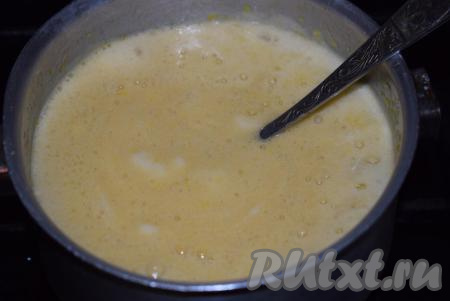 Мед погасит соду и наша смесь покроется пеной.