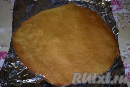 Раскатанный корж вместе с фольгой перекладываем на противень и выпекаем в разогретой духовке 5-7 минут при температуре 180 градусов. Таким образом выпекаем все коржи.