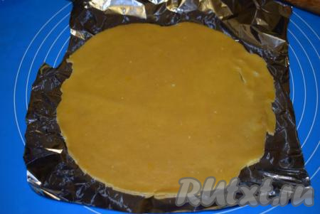 Раскатываем каждый кусочек теста в корж диаметром 26 см. Раскатывать удобно сразу на пергаменте или фольге. Я&nbsp;раскатываю на фольге&nbsp;все коржи сразу и складываю в стопочку.