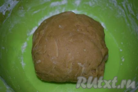 Далее месим тесто руками, сначала оно будет липким, продолжаем его вымешивать до тех пор, пока оно не начнет отставать от рук. По консистенции тесто получается плотным, не липнущем к рукам.