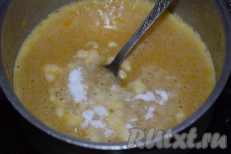 Добавляем соду&nbsp;и, помешивая, варим до появления пузырьков.