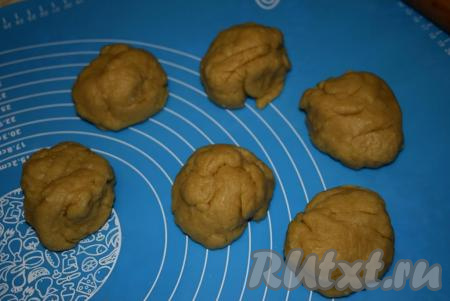 Делим тесто на 10-12 одинаковых кусочков (примерно, по 100 грамм).