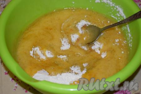 Снимаем медовую смесь с огня, переливаем в другую миску и добавляем муку.