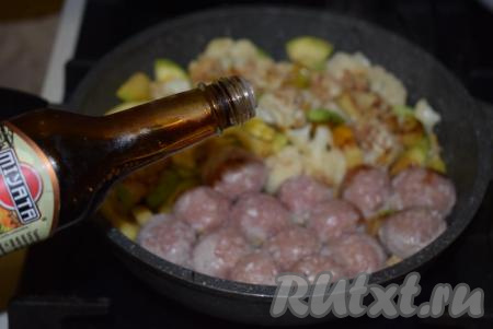 Добавим в сковороду соевый соус, накроем крышкой и будем тушить фрикадельки с овощами, примерно, 12-15 минут на слабом огне.