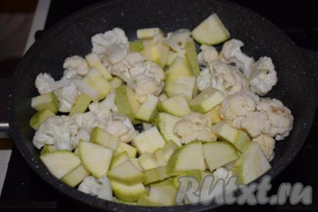 В сковороде разогреем растительное масло, выложим кабачки и цветную капусту.