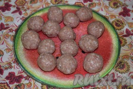 Из получившегося фарша сформируем плотные шарики (фрикадельки) размером с грецкий орех.