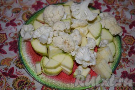 Кабачки нарежем на кусочки (если кабачки молоденькие, то их можно готовить вместе с семечками и кожурой). Цветную капусту разберем на соцветия.