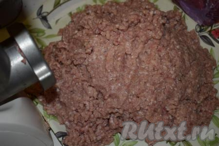 Для приготовления фарша мясо, нарезанное на кусочки, и очищенный лук пропустим через мясорубку. Получившийся фарш посолим, поперчим и тщательно перемешаем.