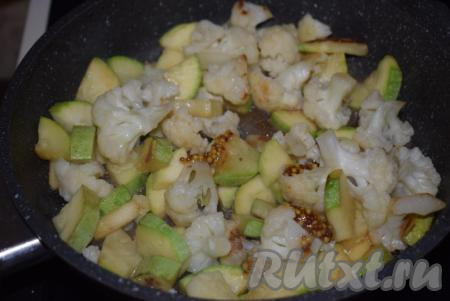 По истечении времени добавим к овощам горчицу в зернах и&nbsp;свежемолотый перец, перемешаем.