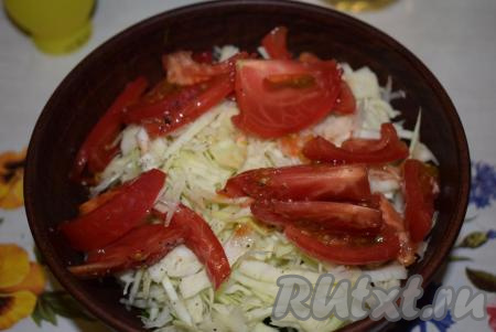 Помидоры нарезать на дольки и добавить в салат из капусты.