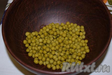 Консервированный зеленый горошек (без жидкости) выложить в салатник.