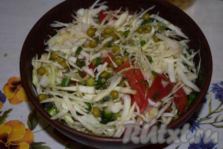 Посолить и поперчить салат по вкусу, тщательно перемешать.&nbsp;